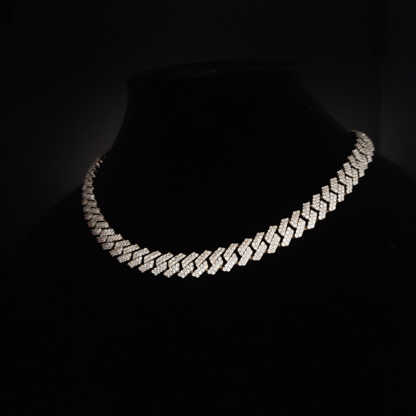 Moissanite Cuban Link Chain Display 10mm