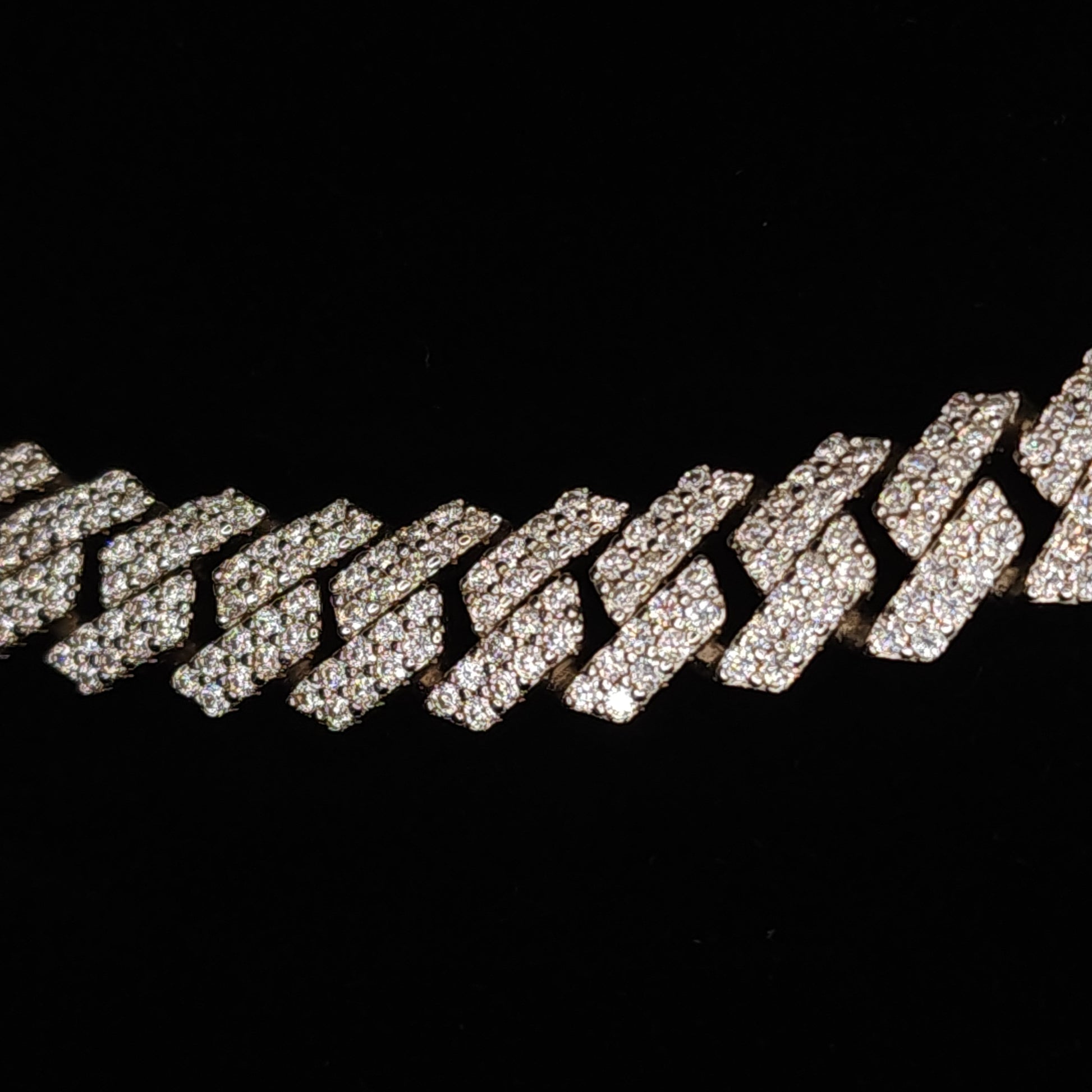 Moissanite Cuban Link Chain Detail 10mm